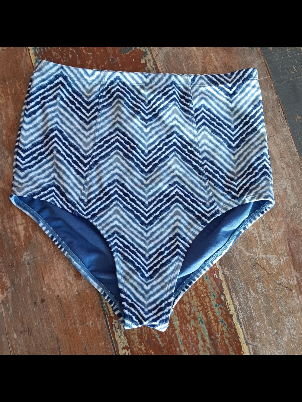 Old Navy High-Waist Bikini Bottoms in Navy and Light Blue Chevron